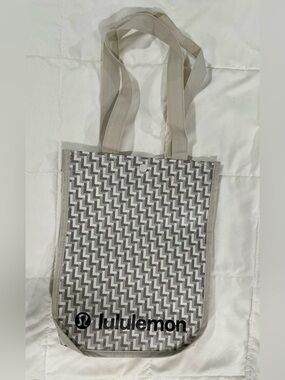 LULULEMON ATHLETICA small Gray Chevron Pattern Tote- NWOT